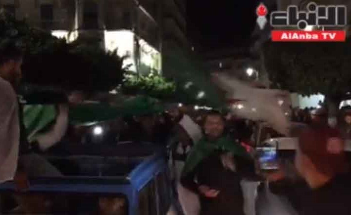 احتفالات في الجزائر بعد تخلي بوتفليقة عن السلطة