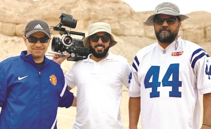 المخرج نواف الشمري مع المصور يعقوب الحزباوي ومدير الإضاءة والتصوير خليفة الحداد في بر المطلاع﻿