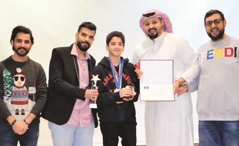 عثمان الشطي وعبدالرحمن الهزيم وحسين بهمن في مراسم التكريم﻿