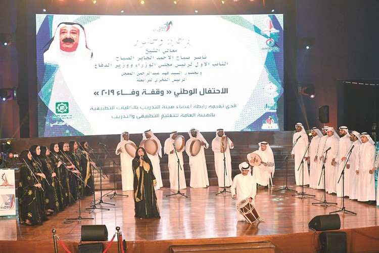 طلبة قسم الموسيقى بكلية التربية الأساسية خلال إداء احدى الفقرات الفنية ﻿