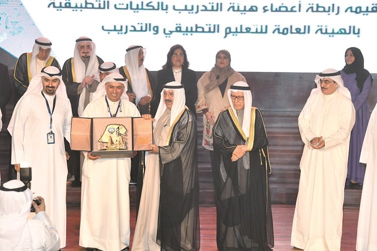 الشيخ ناصر صباح الأحمد يتسلم درعا تكريمية من م.وائل المطوع ﻿