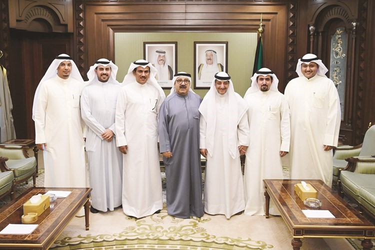 الشيخ ناصر صباح الأحمد متوسطا ذوي الطالبين الفقيدين ﻿