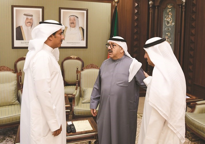 الشيخ ناصر صباح الأحمد في حديث مع ذوي الراحلين﻿