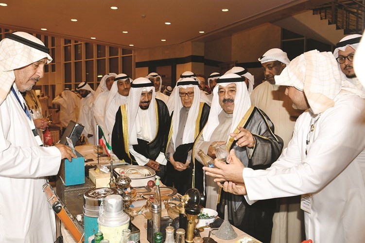 الشيخ ناصر صباح الأحمد والشيخ علي الجابر وفهد المعجل خلال جولة في المعرض المصاحب ﻿
