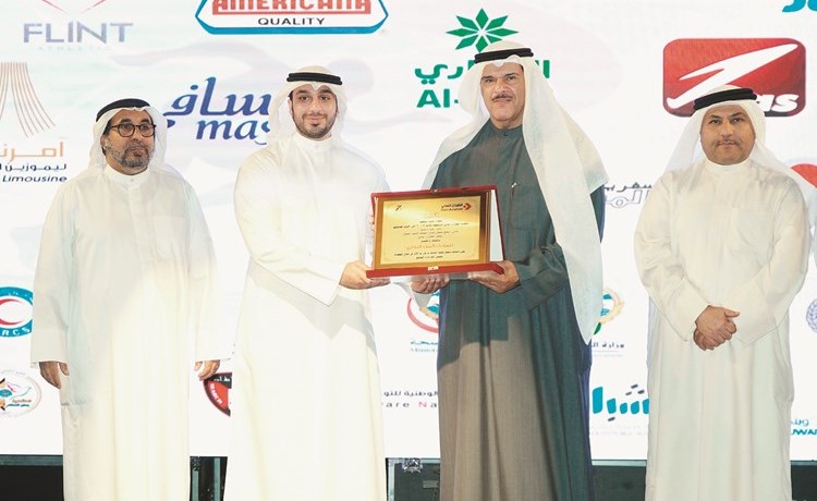الشيخ سلمان الحمود يسلم درعا تكريمية لممثل التجاري﻿
