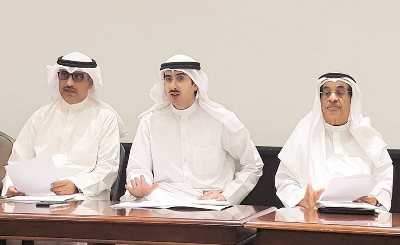  الشيخ أحمد الدعيج مترئسا الجمعية العمومية وإلى يمينه مشعل القناعي﻿