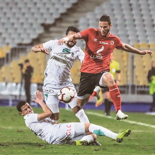 رمضان صبحي يتخطى لاعبي الاتحاد قبل تمرير الكرة إلى صالح جمعة لتسجيل الهدف الثاني﻿