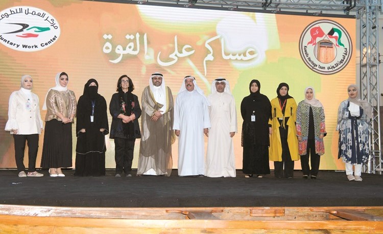 محمد الجبري والشيخة أمثال الأحمد وأنور الرفاعي وعدد من أعضاء فريق عمل المتحف(محمد هاشم)﻿
