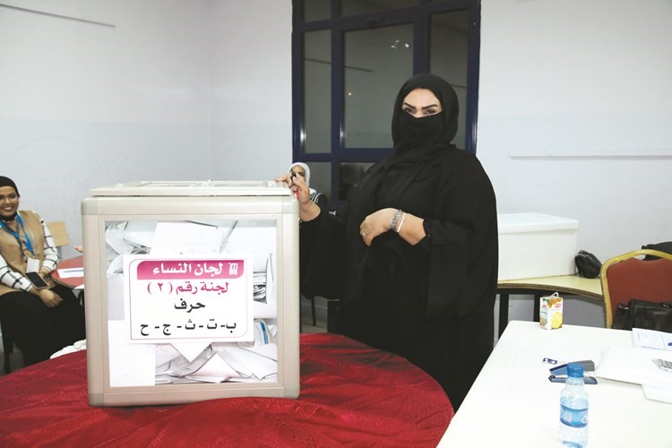 إحدى المساهمات تدلي بصوتها﻿