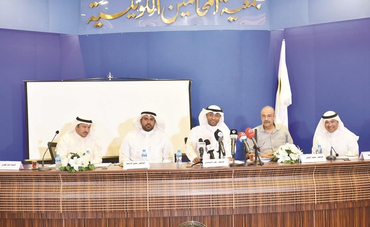 د.محمد الفيلي ود.حسن الرشيد ونافع المطيري ود.علي الدوسري خلال الندوة		(متين غوزال)﻿