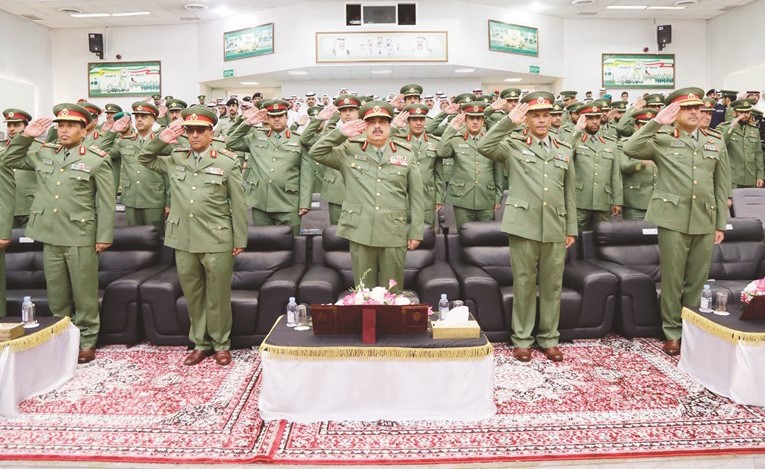 الفريق الركن م. هاشم الرفاعي مع الضباط الخريجين ﻿