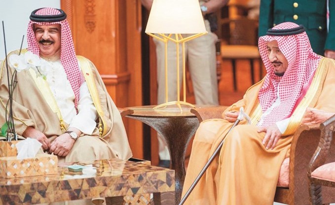 خادم الحرمين الشريفين الملك سلمان بن عبدالعزيز وعاهل البحرين الملك حمد بن عيسى آل خليفة خلال مباحثاتهما في المنامة أمس	(واس)﻿