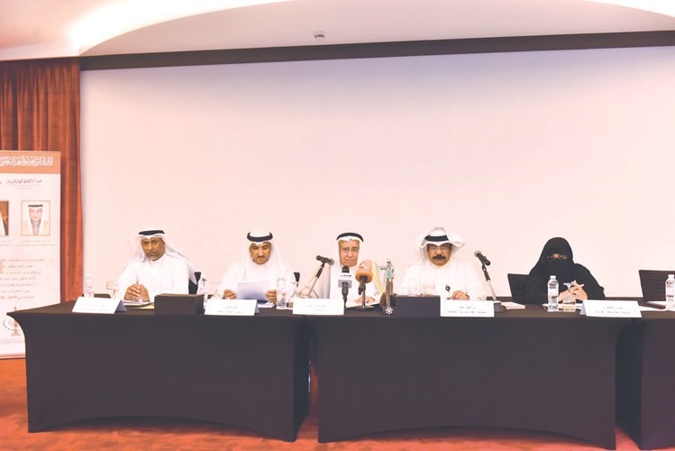 إبراهيم البغلي وعلي حسن والمشاركون في إعلان الفائزين بمسابقات البغلي التي تم تنظيمها بالتعاون بين مبرة البغلي للابن البار ووزارة التربية 	(محمد هنداوي)﻿