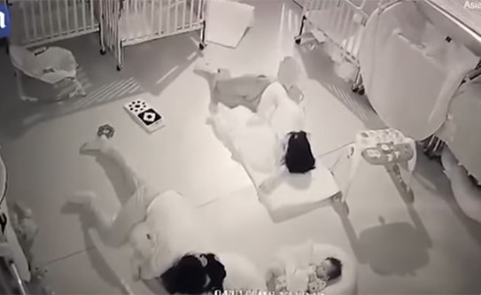بالفيديو.. مربية تستلقى فوق رضيع بالخطأ وتسحقه حتى الموت