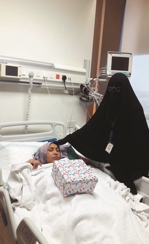 واعظة صندوق إعادة المرضى في زيارة لمريضة﻿