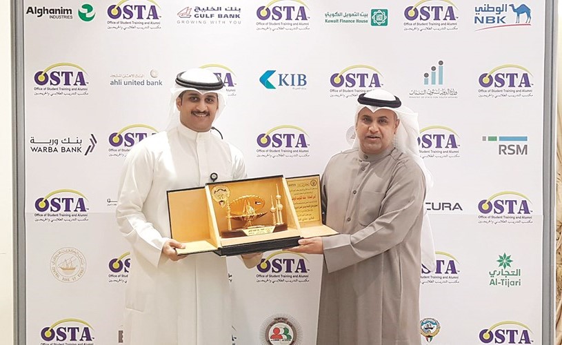 درع تكريمية لمشاركة الوطني بالمعرض﻿