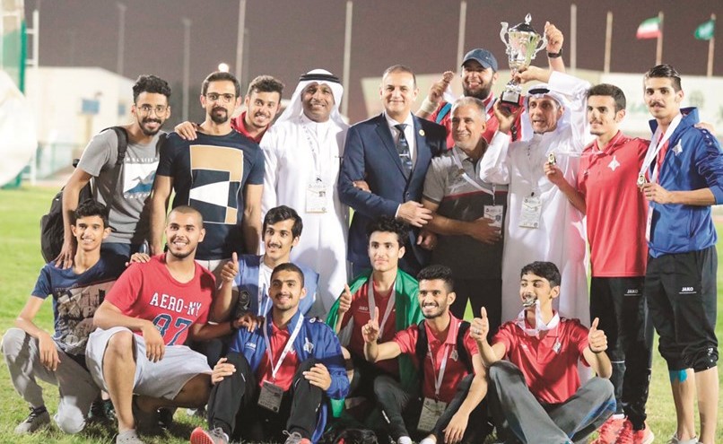 د.حسين المكيمي ومحمود أبل ود.محمد صلاح يتوسطون الأبطال ﻿