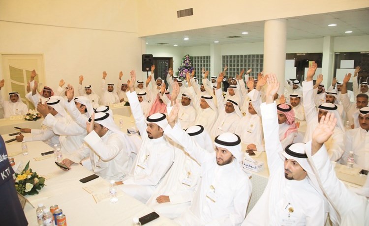 جانب من التصويت على قرارات المؤتمر العام الطارئ للاتحاد ﻿