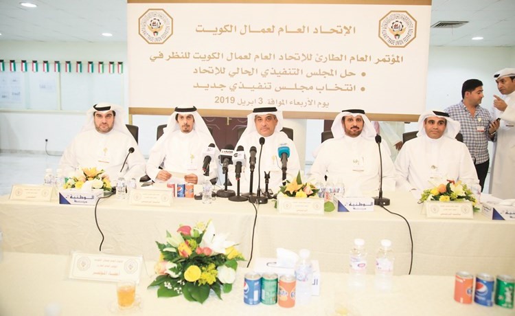 المشاركون في المؤتمر العام الطارئ لاتحاد العمال 	(زين علام) ﻿