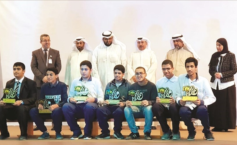 إدارة المدرسة مع عدد من الطلبة الفائقين ﻿