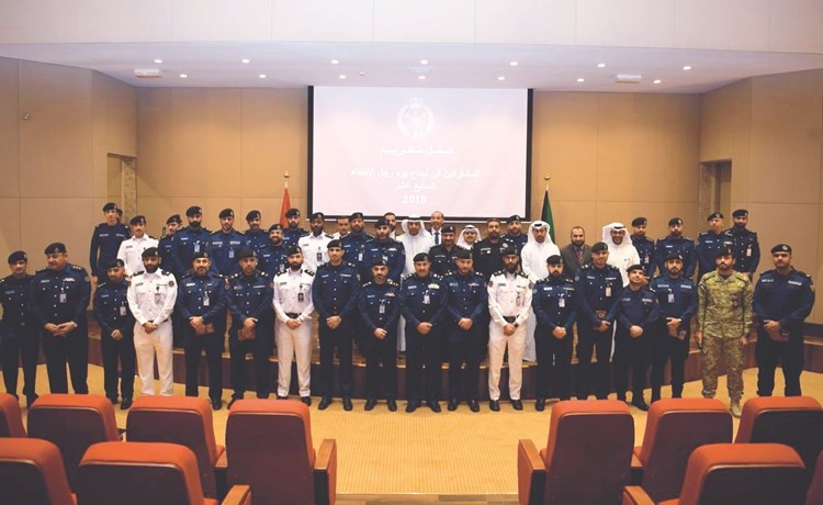 العميد خليل الأمير متوسطا المشاركين في المهرجان ﻿