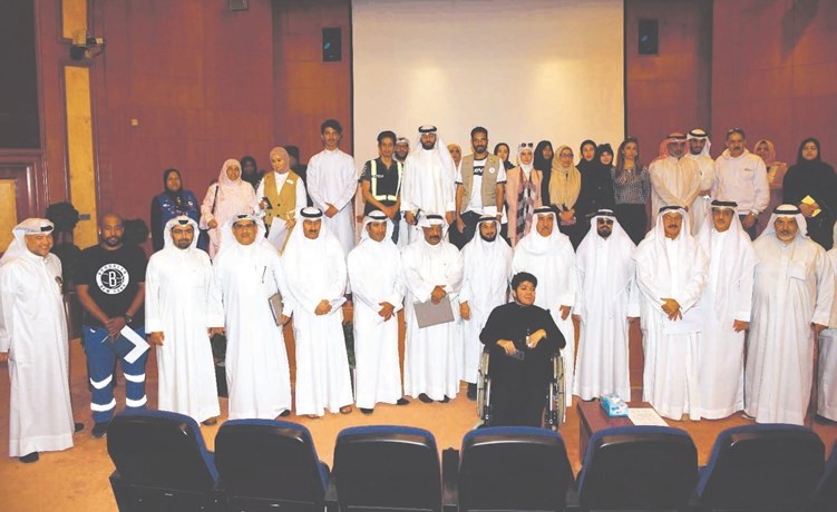 الشيخ محمد اليوسف خلال الاجتماع بمسرح هيئة الزراعة بحضور ممثلي المحافظين والفرق التطوعية﻿
