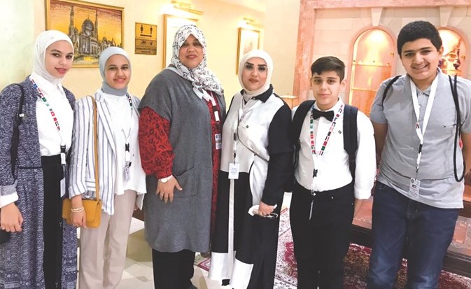 الزميلة هناء السيد متوسطة كريمة سليم والطلاب عبدالرحمن الرفاعي واحمد الحمود ومنى السعيد ورغد العجيل﻿