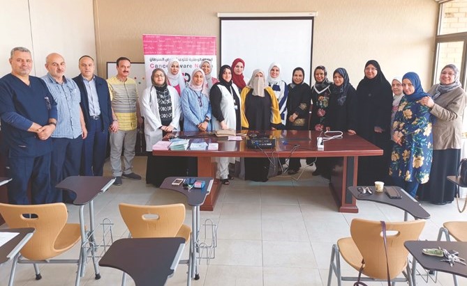 د.عبيرالبحوه تتوسط المشاركين في المؤتمر ﻿
