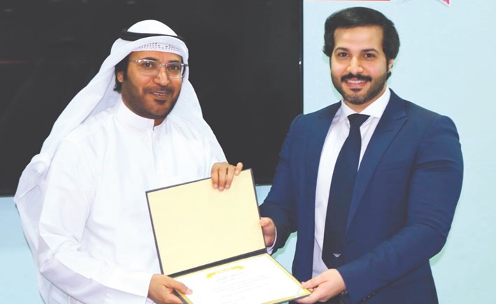 تكريم احد المشاركين في البرنامج التدريبي ﻿