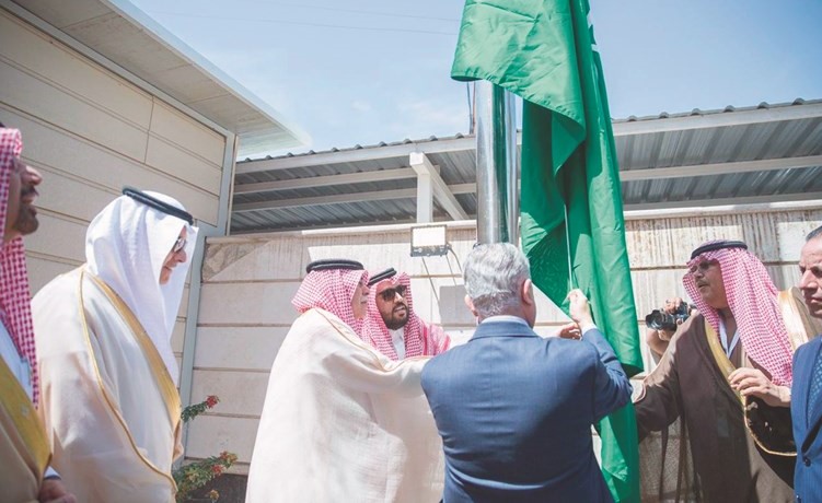 وزير التجارة والاستثمار السعودي ماجد القصبي ووزير الخارجية العراقي محمد الحكيم خلال رفعهما علم المملكة ايذانا بافتتاح قنصليتها ببغداد امس(واس) ﻿