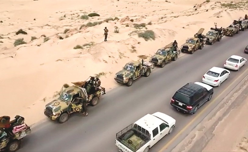 صورة تلفزيونية لقوات الجيش الوطني الليبي خلال تقدمها صوب العاصمة طرابلس أمس	(رويترز) ﻿