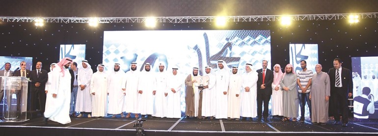  عمادي يسلم الحيص والنهام درع التميز﻿