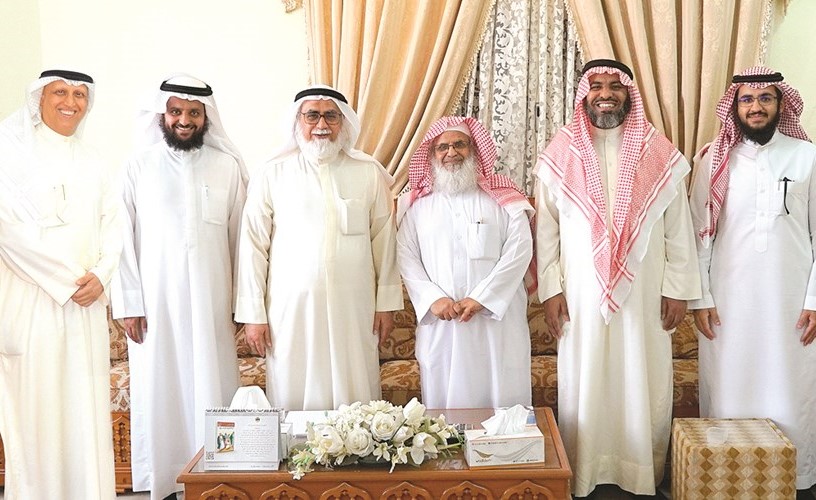 لقطة تذكارية خلال زيارة مبرة الآل والأصحاب﻿