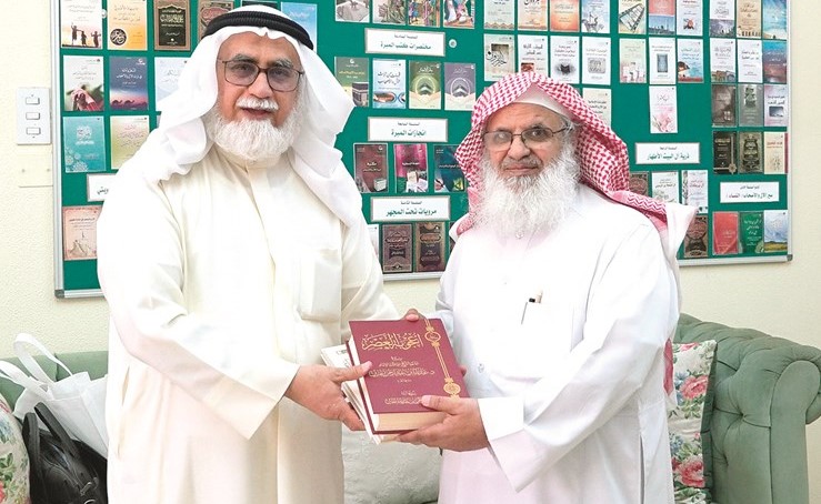 الشيخ عبدالرحمن بن جبرين مهديا أحدث إصداراته لـ د.عبدالمحسن الجارالله الخرافي﻿