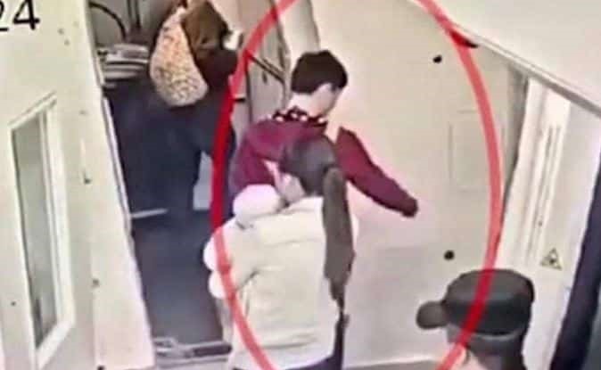 بالفيديو.. راكب كاد يحطم طائرة لتلبية رغبة حماته بتأدية صلاة لحمايته!