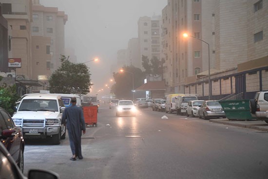 عادل المرزوق: رياح نشطة تسببت في هطول أمطار رعدية على الكويت