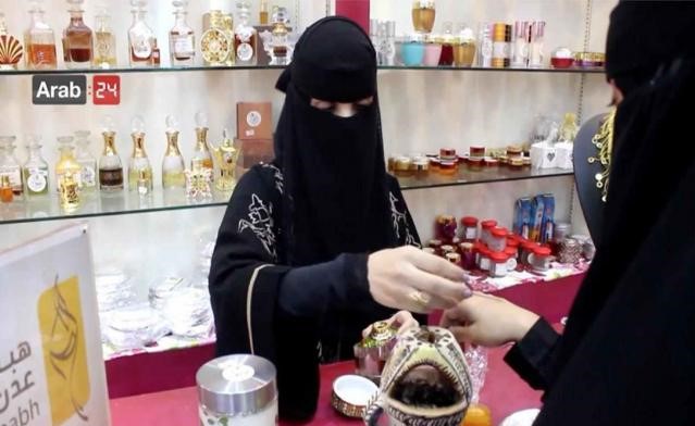 بالفيديو.. "هبابة عدن".. فتاة يمنية تحقق نجاحا بتجارة البخور بدفنه وتخمره تحت التراب