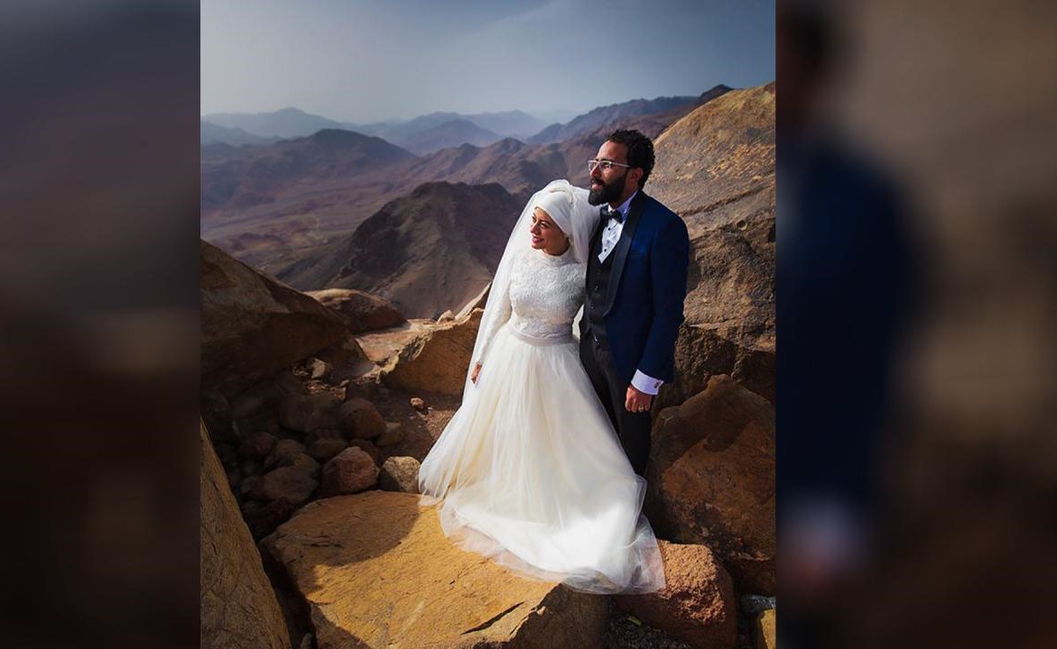 كيف استطاعت هذه المصرية ارتداء فستان زفافها على جبل موسى؟