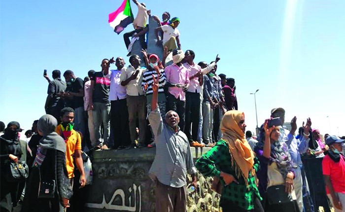 المتظاهرون السودانيون امام مقر الجيش في العاصمة الخرطوم أمس 	(أ.ف.پ)﻿