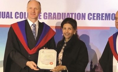 فارعة السقاف مكرمة من جامعة كامبريدج ﻿