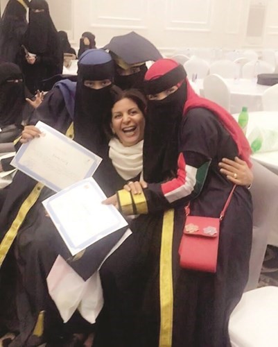  والسقاف معمجموعة من الفتيات المنتقبات﻿