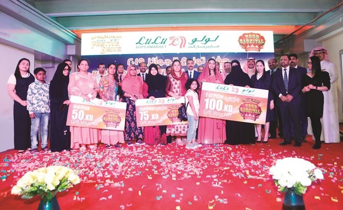 لقطة تذكارية مع عدد من الفائزين 	(قاسم باشا)﻿