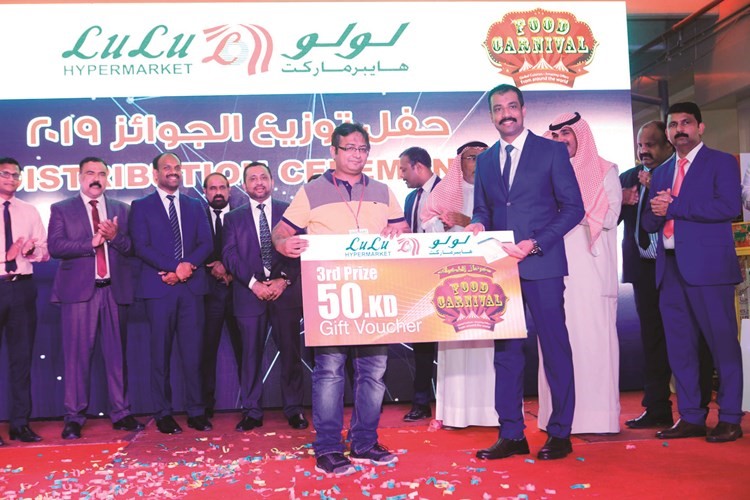 أحد الفائزين بجائزة 50 دينارا﻿
