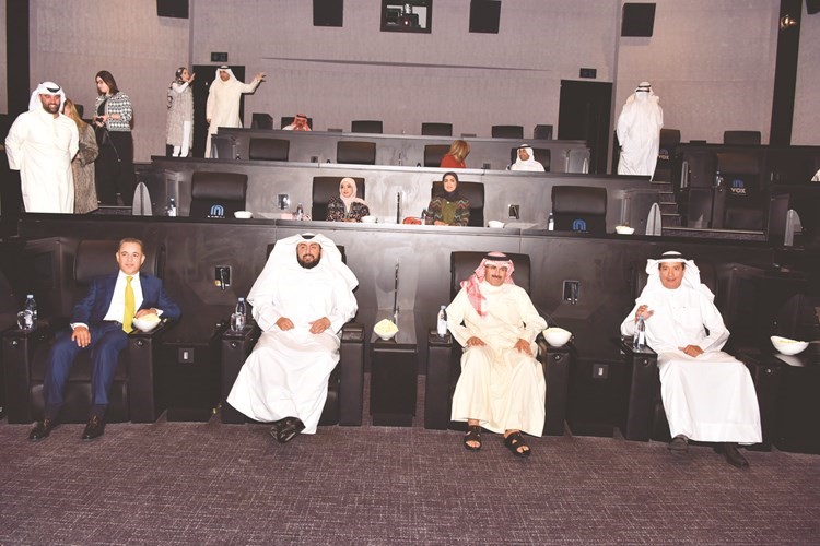 وزير الصحة الشيخ د.باسل الصباح والشيخ مبارك الدعيج والمستشار يوسف الإبراهيم خلال مشاهدة فيلم تسجيلي عن المستشفى﻿