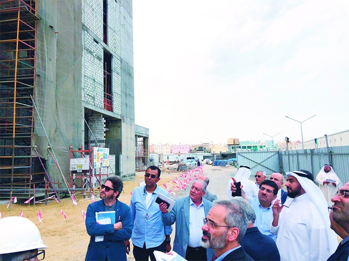 الشيخ د.باسل الصباح ود.مصطفى رضا خلال الجولة على مشروع توسعة مستشفى العدان