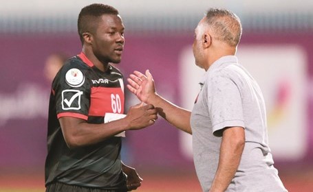 خالد أحمد يهنئ الغاني كوفي نيت بواكي الذي سجل هدفين في مرمى العربي﻿