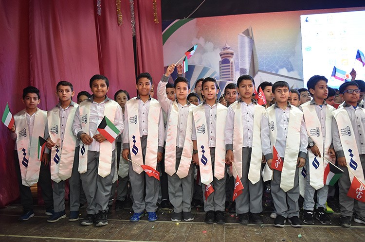  عدد من الطلبة الفائقين