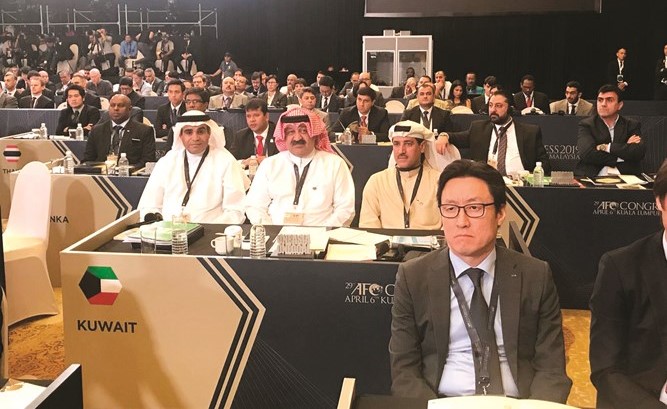 اليوسف متوسطا د.محمد خليل وأحمد عقلة خلال اجتماع الكونغرس في كوالالمبور﻿