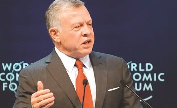 العاهل الأردني الملك عبدالله الثاني ملقيا كلمة الافتتاح للمنتدى الاقتصادي العالمي	(أ.ف.پ)﻿