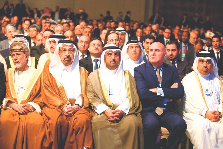 وزير المالية د. نايف الحجرف ووزير الطاقة السعودي خالد الفالح بمقدمة الحضور خلال افتتاح المنتدى أمس﻿
